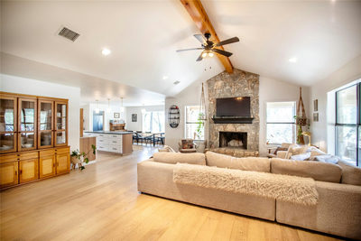 301 Lander Ln — photo 2