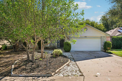 605 Hawthorne Ln — photo 2