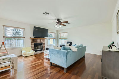 500 Hawthorne Ln — photo 3
