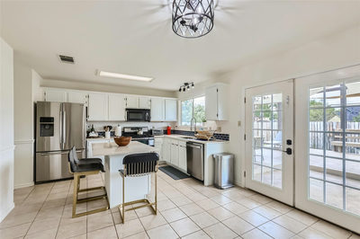 500 Hawthorne Ln — photo 3