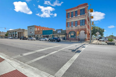 202 N Main St N — photo 3