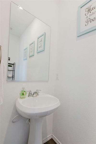 504 N Thunderstorm Ave — photo 5