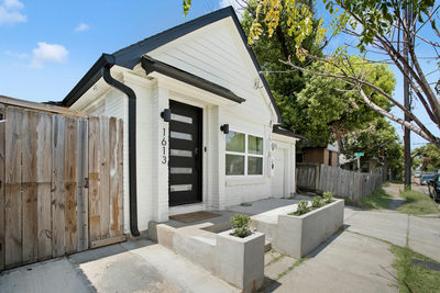 1613 N Cesar Chavez Blvd — photo 2