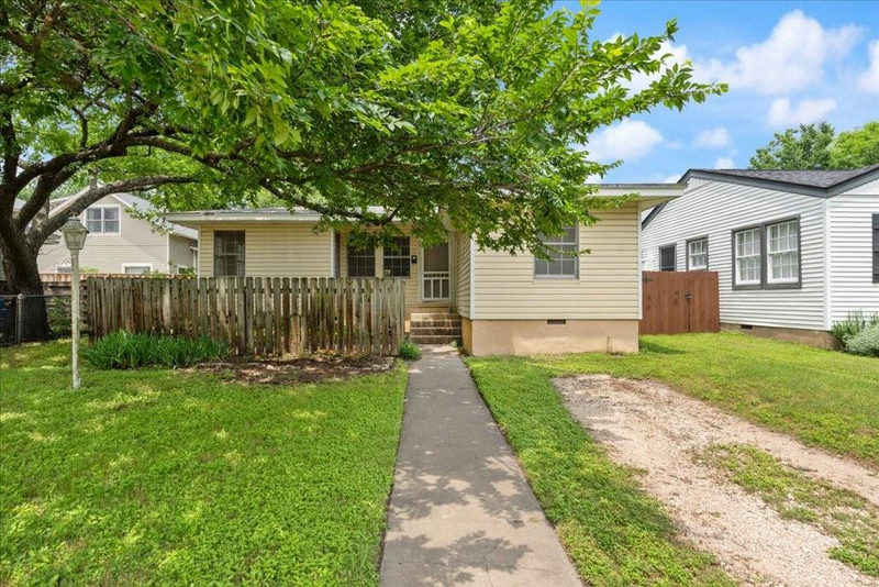 5512 Avenue G — exterior