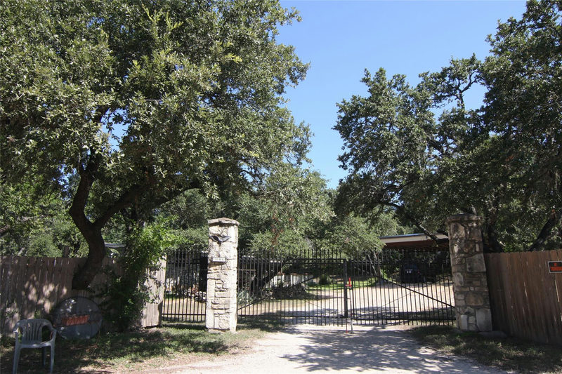 7806 & 7804 Indian Ridge Dr — exterior