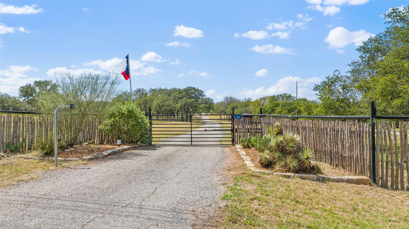2631 N US 281 Hwy — exterior