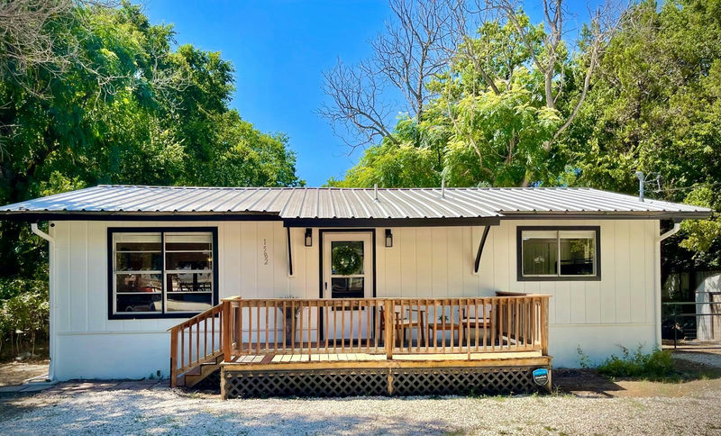 1582 Valley Dr — exterior