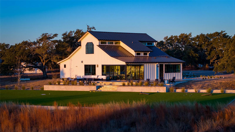 5999 Ranch Road 165 — exterior
