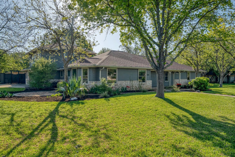 2803 Live Oak St — exterior