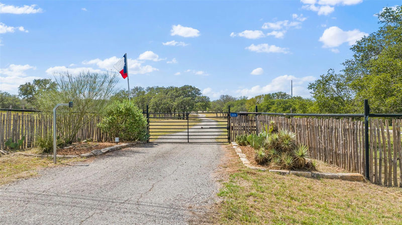 2631 N US Hwy 281 — exterior