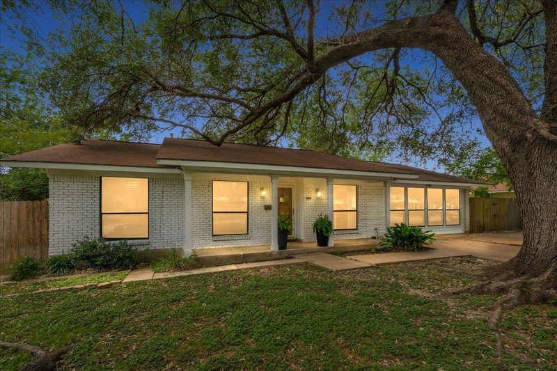 8102 Shadowood Dr — exterior