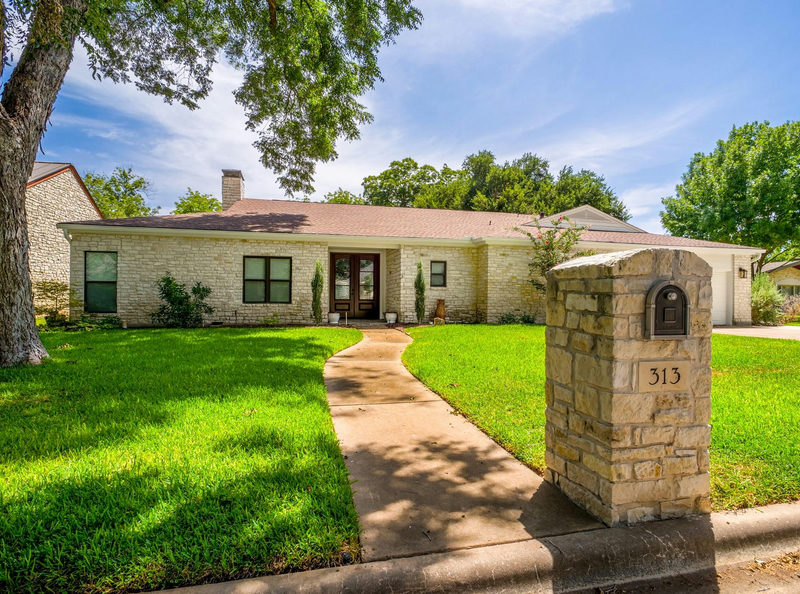 313 Meadowlakes Dr — exterior