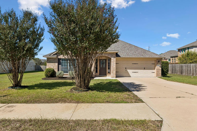 1703 Oakland Dr — exterior