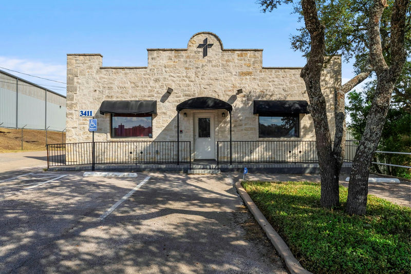 3411 N US Highway 281 — exterior