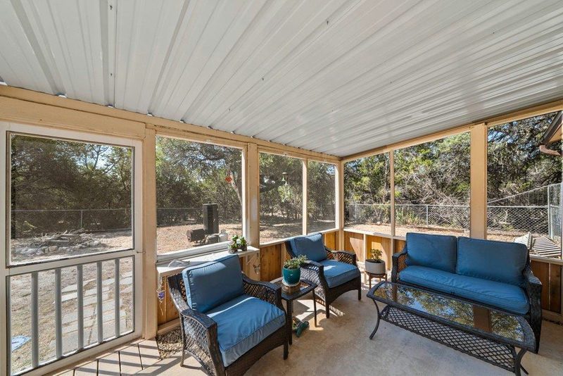 1369 Lakeview Dr — exterior