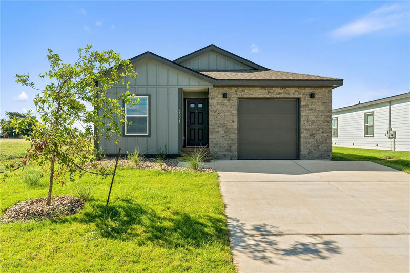2024 Applewood Dr — exterior
