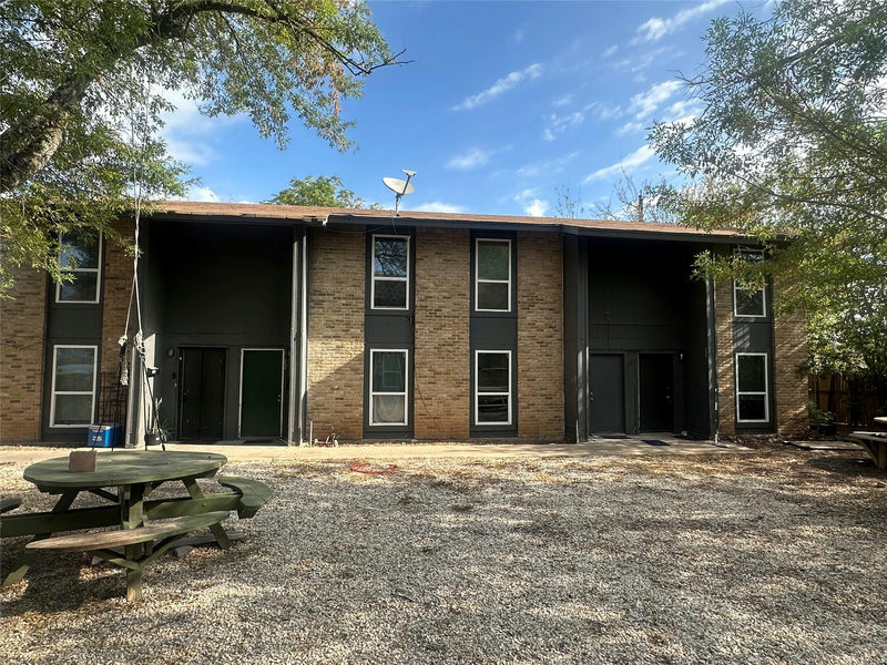8613 Putnam Dr — exterior