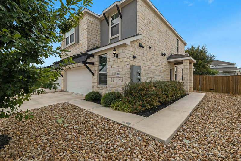 2233 Calvert Dr — exterior