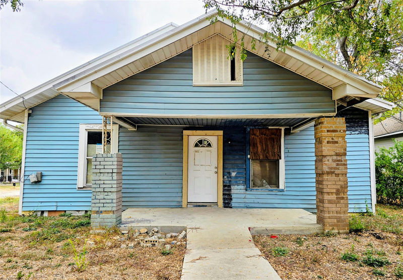 901 W 5th St — exterior