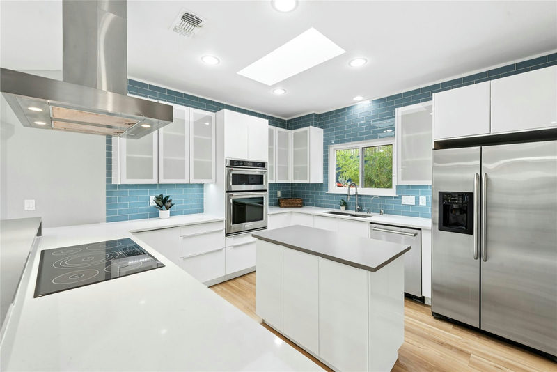 304 Palos Verdes Dr — exterior