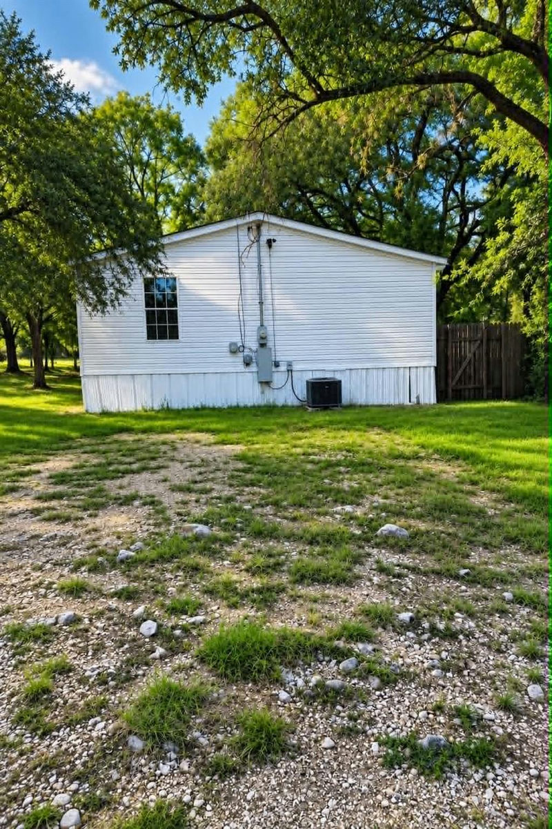 743 Oak Mdws — exterior