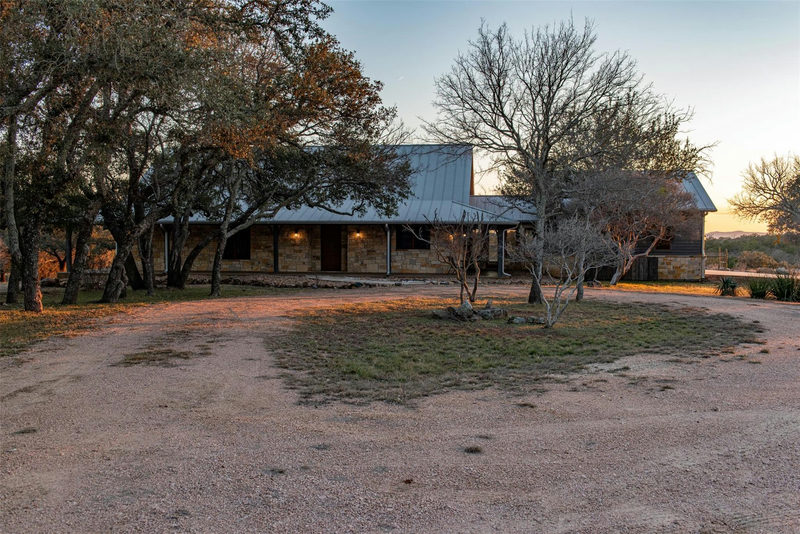 1250 Rocky Hollow Dr — exterior