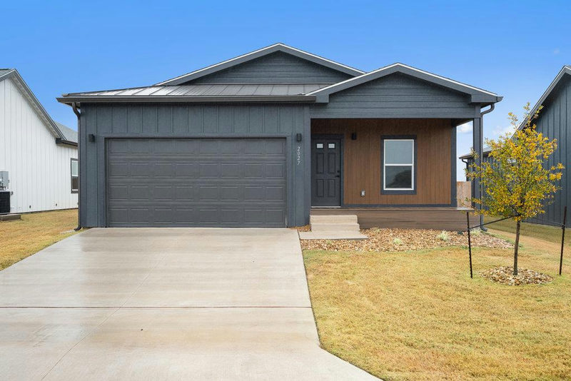 2027 Applewood Dr — exterior