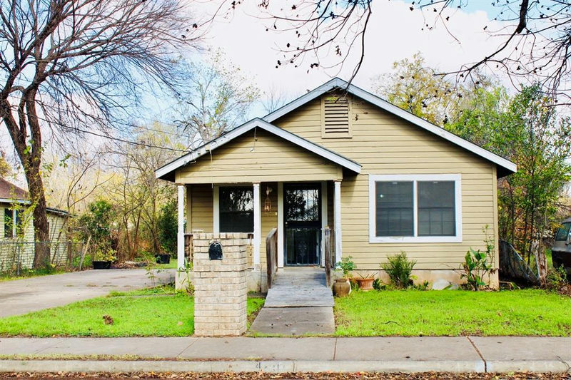 4704 Gonzales St — exterior