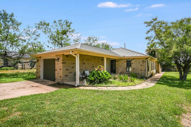 603 Sun Ray — exterior