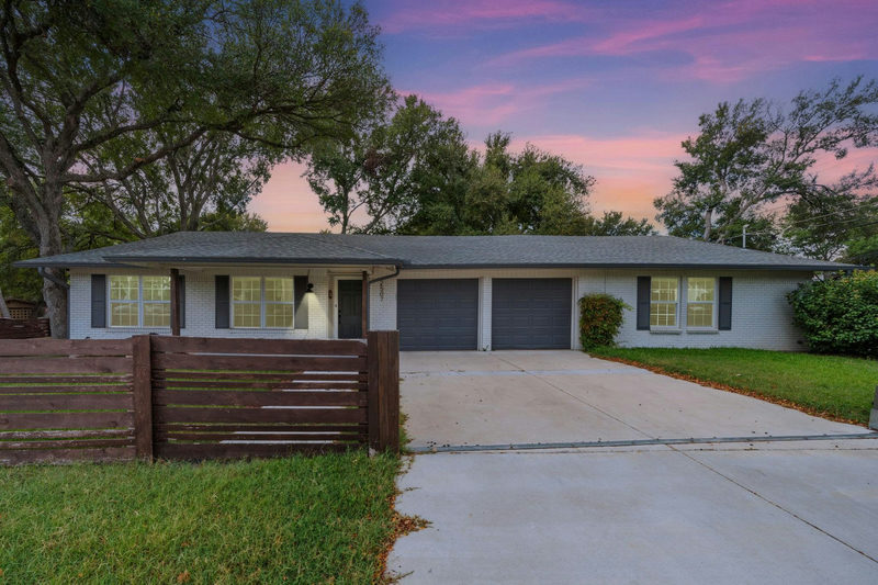 2507 Western Trails Blvd — exterior