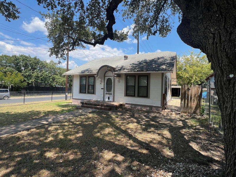 916 W Live Oak St W — exterior