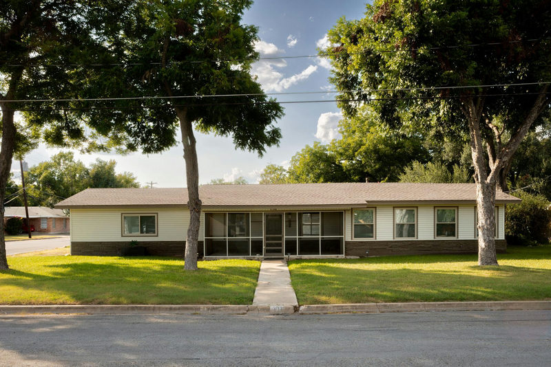 811 Nixon St — exterior