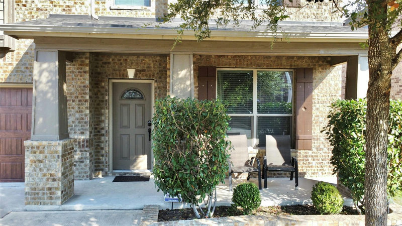 1712 Uhland Dr — exterior