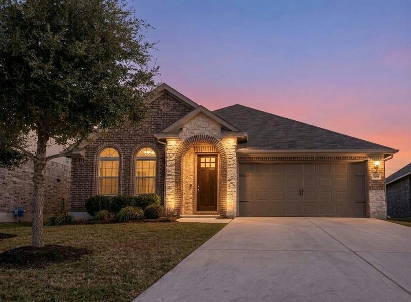 1005 Sundrops St — exterior