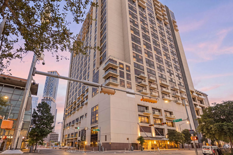555 E 5th St #527 — exterior