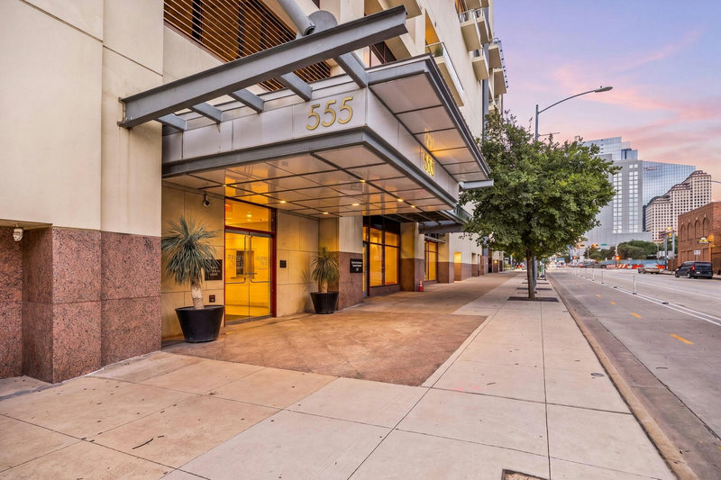 555 E 5th St #903 — exterior