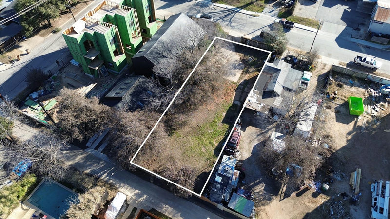 2806 E 3rd St — exterior