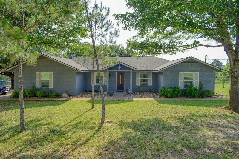 569 McAllister Rd — exterior