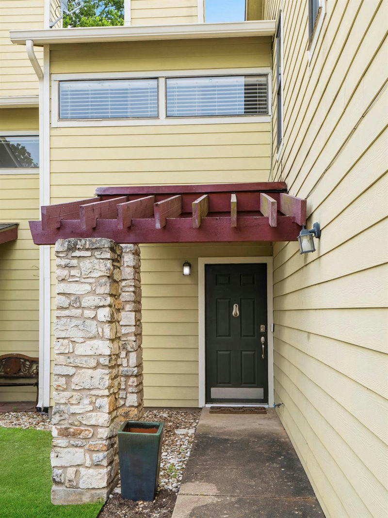 512 Eberhart Ln #204 — exterior