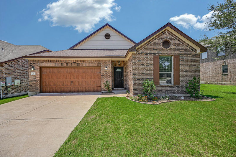 860 Water Hyacinth Loop — exterior