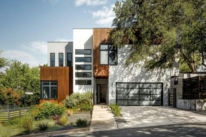 2200 De Verne St — exterior