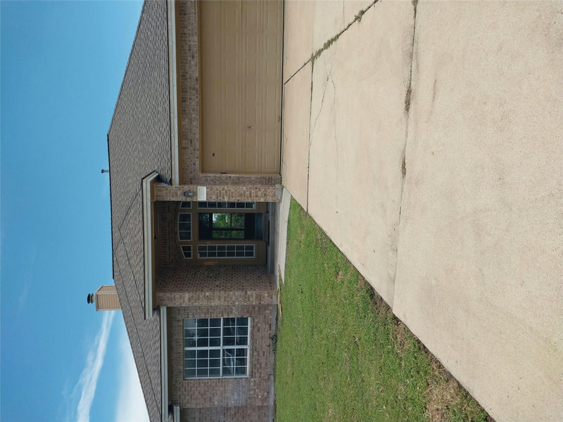 301 THUNDERBAY Dr — exterior