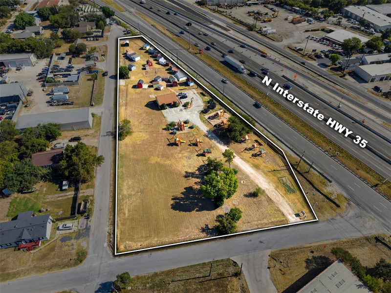 15524 N Interstate 35 Hwy — exterior