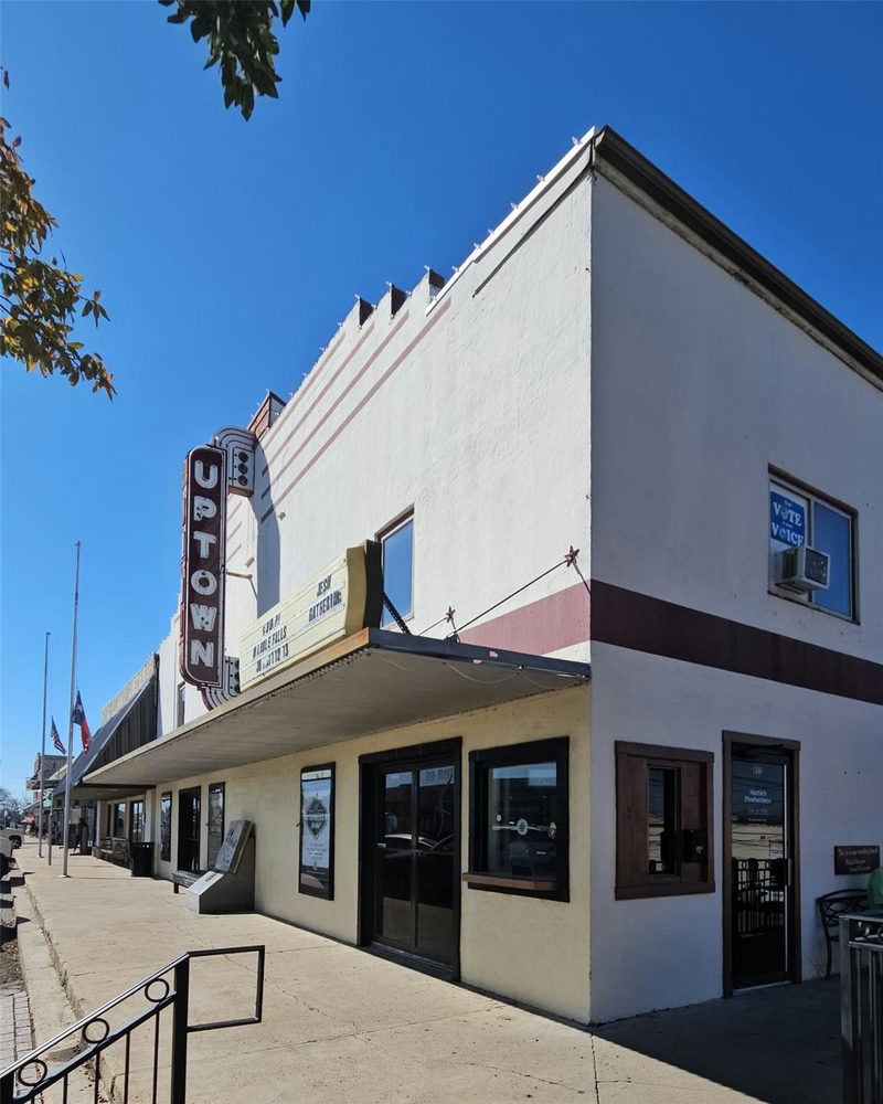 218 Main St — exterior