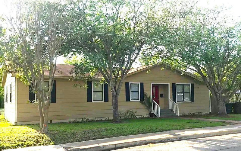 911 Brazos St — exterior