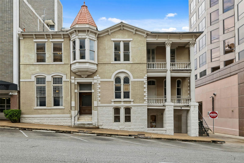 109 E 10th St — exterior