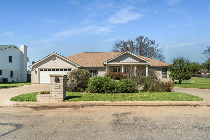104 Firestone Pl — exterior