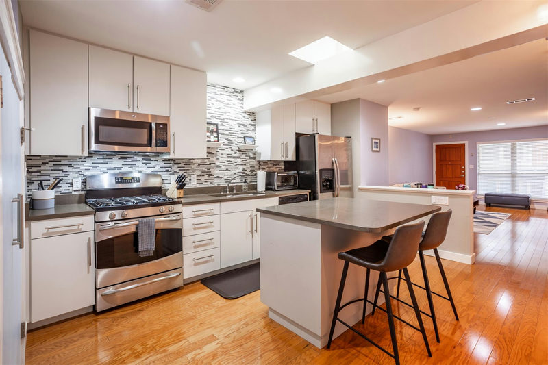 1115 W 10th St #205 — exterior