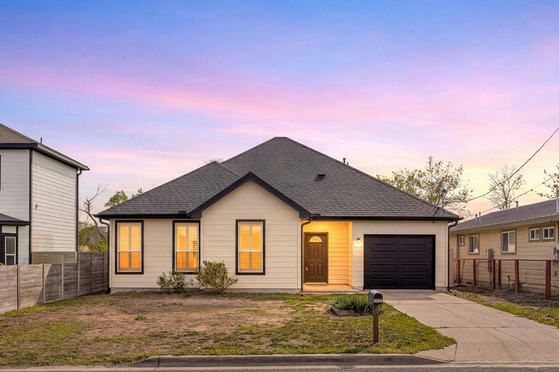 4805 Louis Ave — exterior
