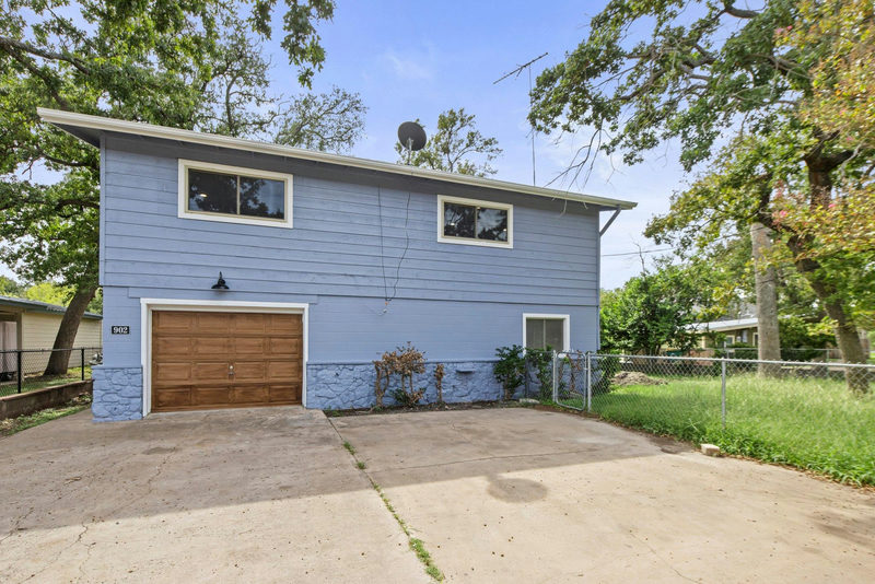 902 Sherwood Forest Dr — exterior